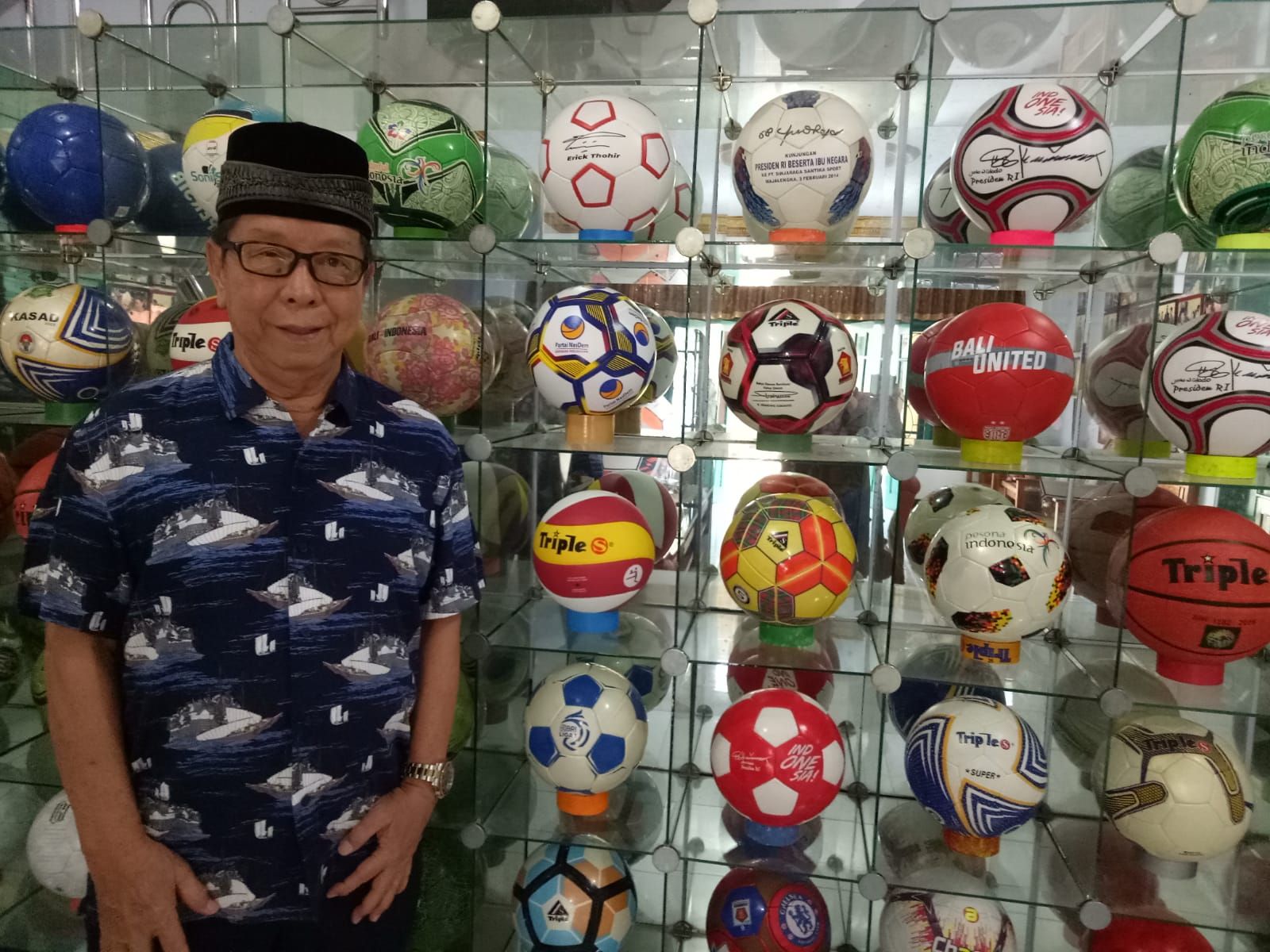 Pemilik usaha bola yang dinamai Triple S, H.A Iwan Bola, Senin (28/11/2022) saat ditemui di pabriknya.