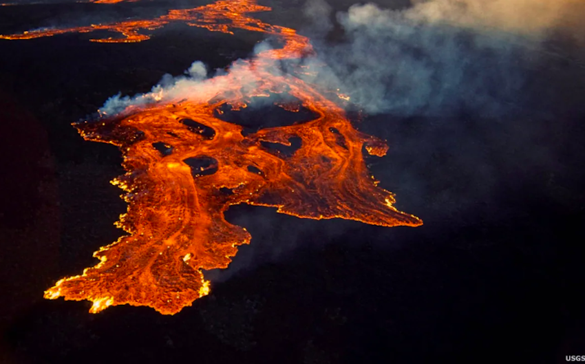 Gunung berapi Mauna Loa di pulau Hawaii ditampilkan foto selebaran 25 Maret 1984 yang disediakan oleh Survei Geologi AS, dan dirilis ke Reuters pada tahun 2014. Para ilmuwan telah waspada terhadap aktivitas baru karena lonjakan gempa bumi baru-baru ini di puncak gunung berapi. (Survei Geologi AS/Reu