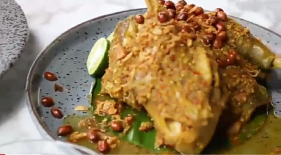 Meski bukan makanan khas Sunda, ayam betutu yang ada di Lembang ini cukup terkenal bagi Anda yang akan berkunjung dari Lembang ke Tangkupan Perahu