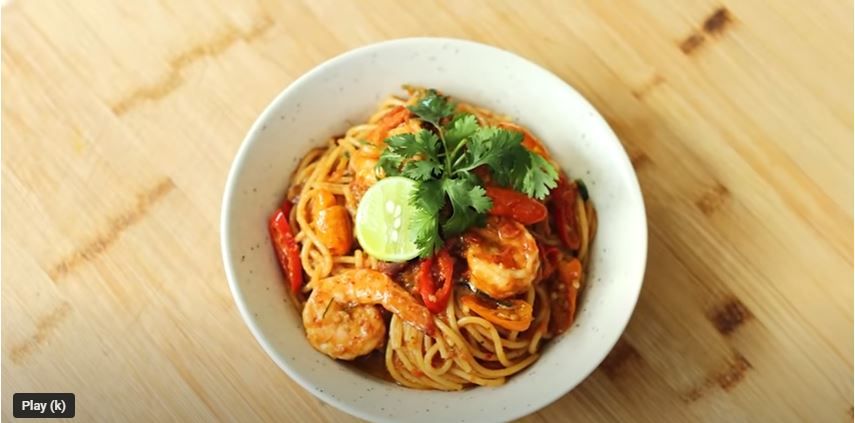 Inilah resep membuat spaghetti dengan saus tom yam ala Chef Devina Hermawan. Segera coba di rumah, dijamin anti gagal dan pasti disukai. 