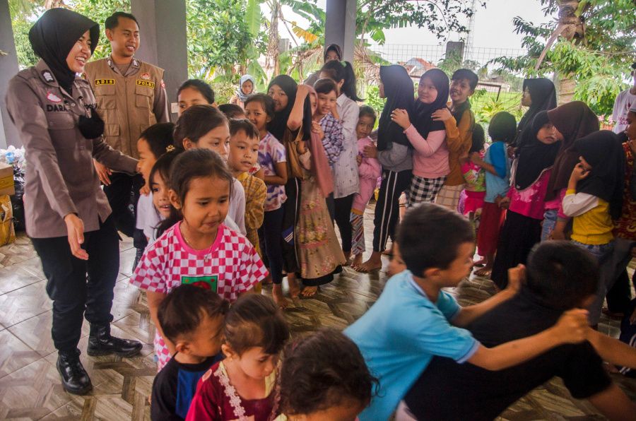 Personel Polri melakukan terapi trauma healing kepada anak korban gempa Cianjur di area Warungkondang, Cianjur, Jawa Barat, Senin 28 November 2022.