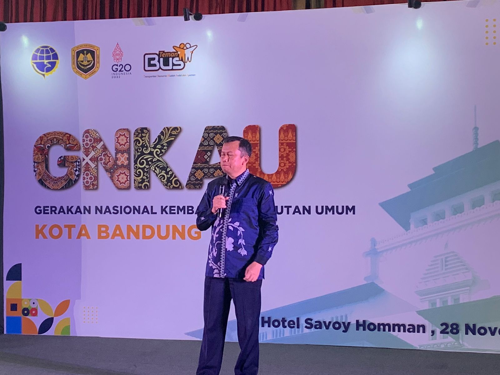 Direktur Angkutan Jalan Kemenhub, Suharto menyampaikan pidato dalam acara Gerakan Kembali Ke Angkutan Umum (GNKAU) di Hotel Savoy Homan, Bandung, Senin, 28 November 2022.