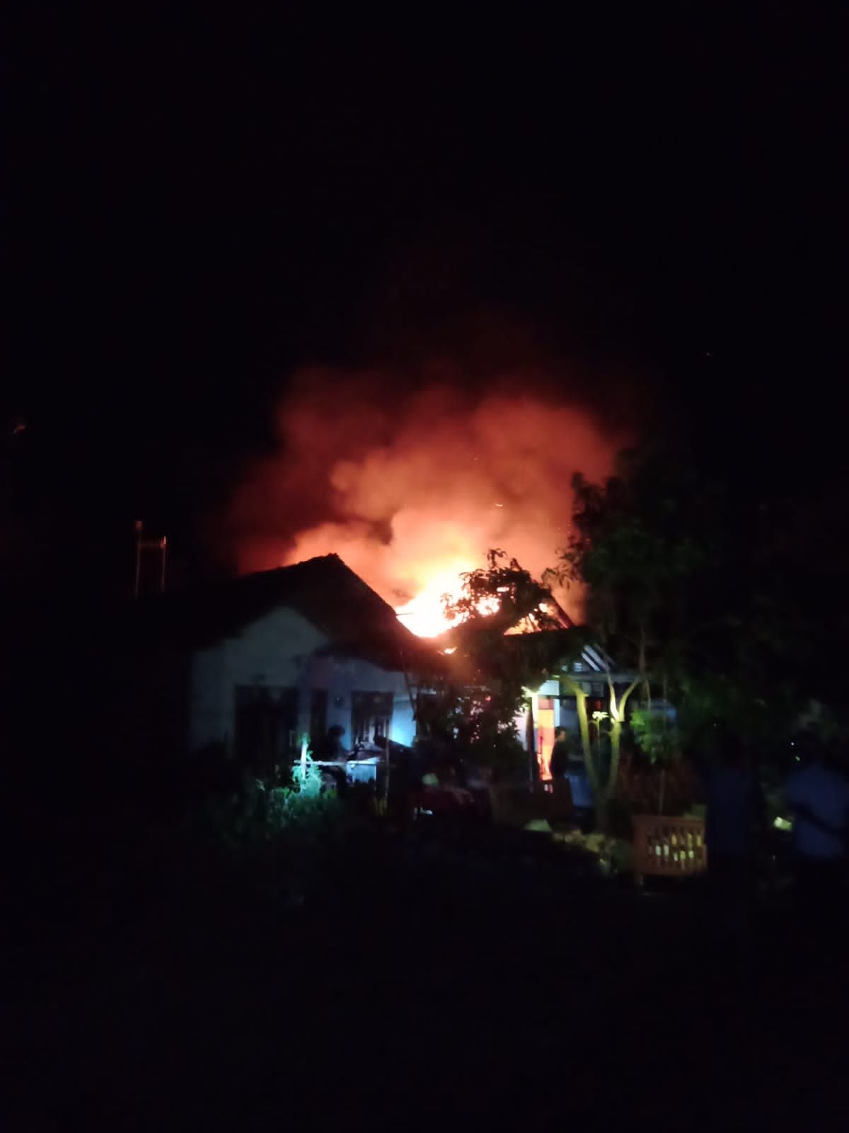 Musibah kebakaran terjadi pada pukul 20.00 wib di rumah Siti Umroh (50) warga desa Cibendung Kecamatan Banjarharjo kabupaten Brebes