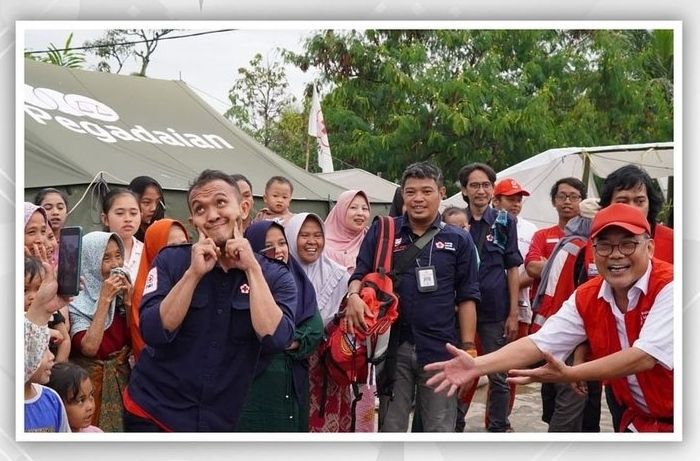 Penampilan Komeng dan Koplak berhasil undang gelak tawa anak-anak dan masyarakat korban gempa bumi di Cianjur