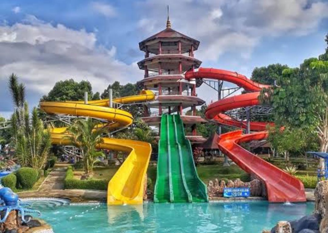 Seluncuran Pagoda di Teejay Waterpark Asia Plaza. Tersedia 3 jalur seluncuran yang bisa dipilih oleh pengunjung sesuai keberanian masing-masing.