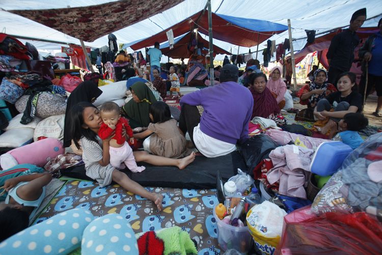 Pengungsi gempa Cianjur beristirahat di tenda darurat Desa Benjot, Kabupaten Cianjur, Jawa Barat, Jumat  25 November 2022.