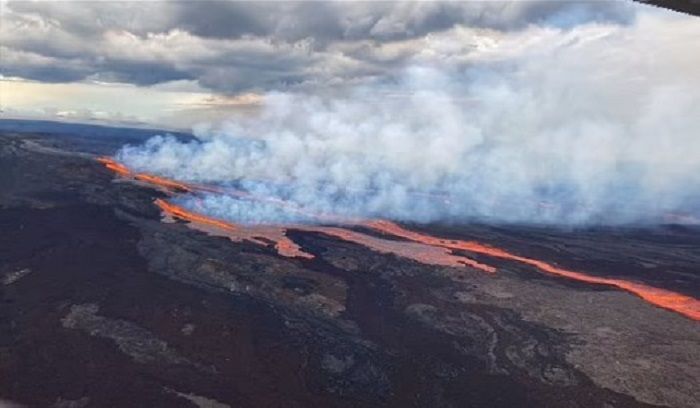Gunung berapi ini tingginya 4.169 m di atas permukaan laut.*  