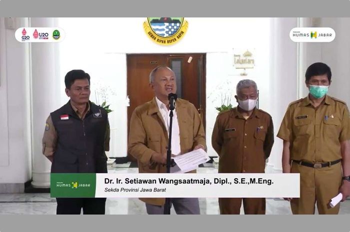 Sekretaris Daerah Jawa Barat Setiawan Wangsaatmaja saat mengumumkan kenaikan UMP Jabar 2023 Rp1,986 juta di Gedung Sate, Senin, 28 November 2022. 