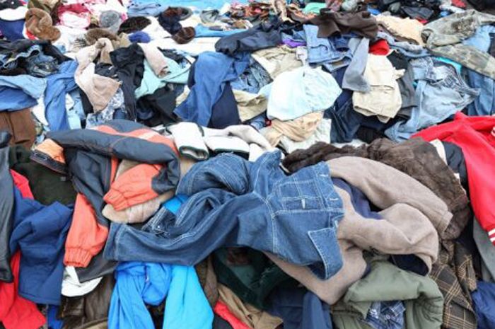 Tumpukan donasi pakaian bagi korban gempa Cianjur seperti gunungan sampah.