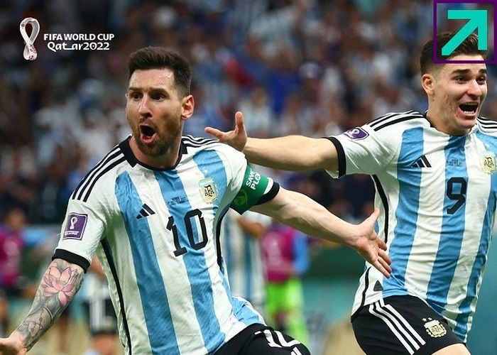 Lionel Messi dan Julian Alvarez. Nonton Polandia vs Argentina di link live streaming Piala Dunia 2022 malam ini prediksi skor dan line up.