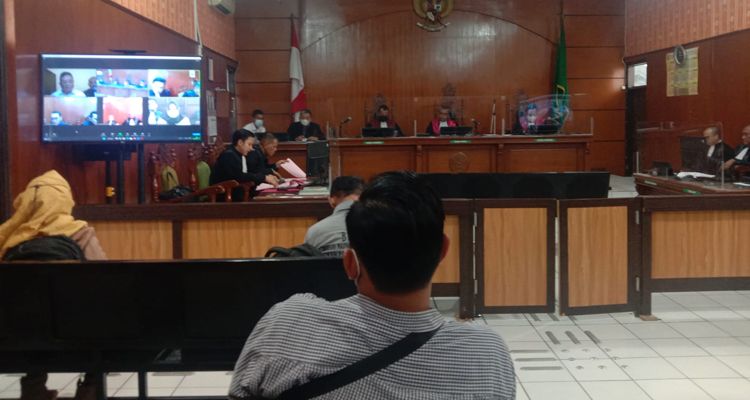 Sidang perdana perkara penggelapan uang dengan terdakwa Mantan Ketua DPRD Jabar Irfan Suryanagara dan istrinya, Endang Kusumawaty di Pengadilan Negeri Bale Bandung pada Rabu, 30 November 2022.