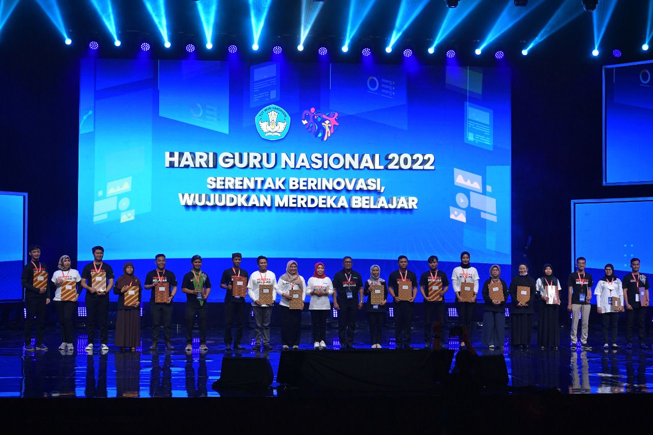 Kemendikbudristek kembali memberikan apresiasi kepada guru dan tenaga kependidikan melalui Apresiasi Pendidik dan Tenaga Kependidikan Inspiratif 2022 pada Puncak Peringatan Hari Guru Nasional Tahun 2022, di JI Expo Kemayoran, Jakarta, baru-baru ini.