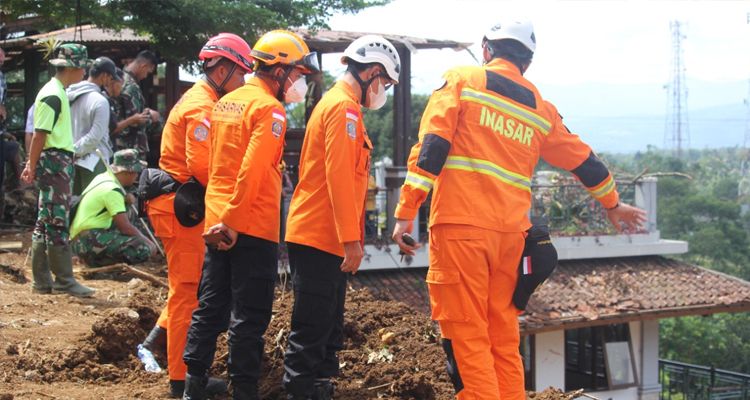 Tim SAR lakukan pencarian terhadap 12 korban gempa Cianjur yang masih dinyatakan hilang hari ini Kamis, 1 Desember 2022.