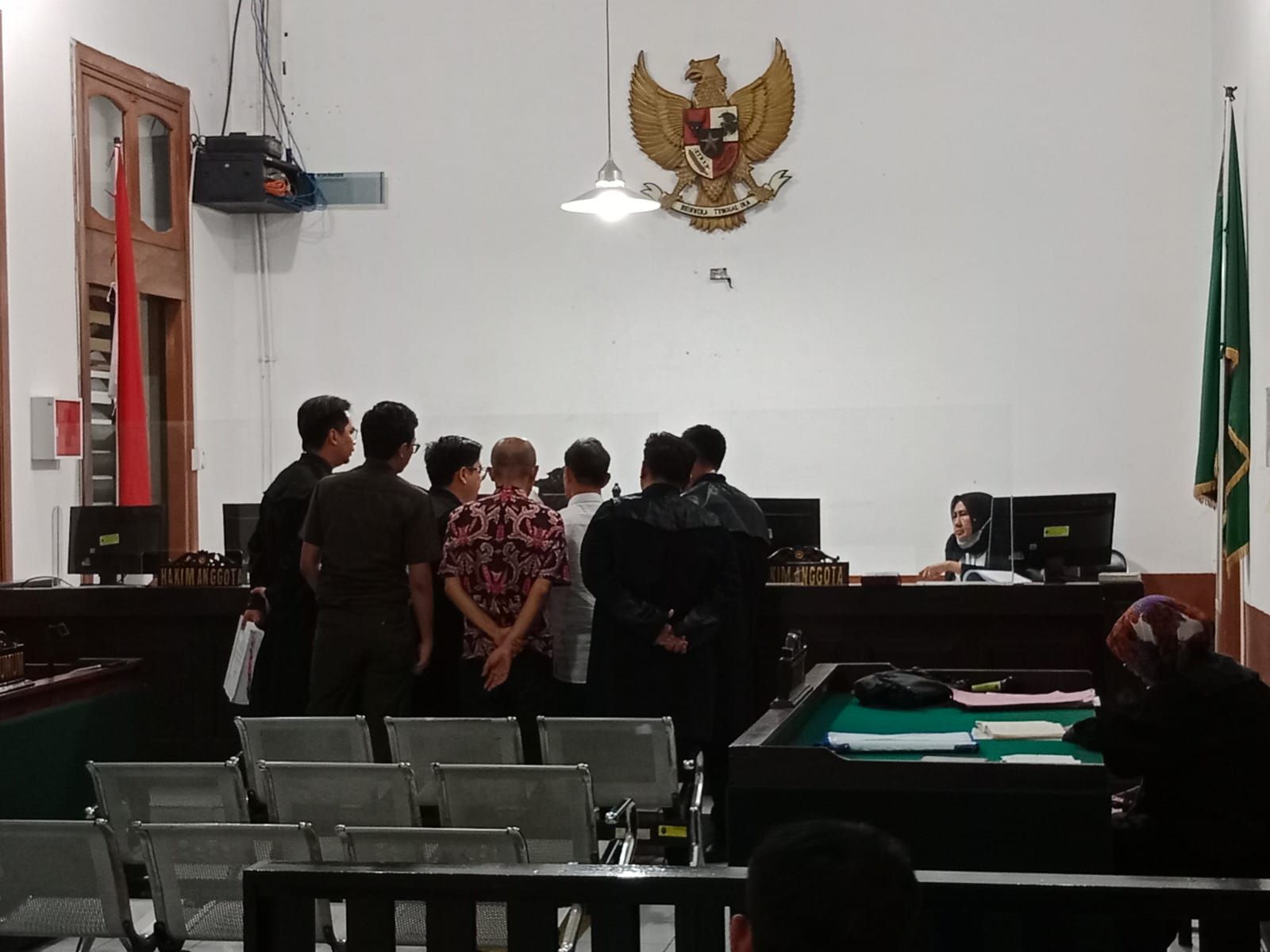 Sidang kasus korupsi peningkatan jalan Keboncau Sumedang digelar di Pengadilan Tipikor Bandung, Rabu petang. Banyak fakta terungkap termasuk adanya permintaan uang dari seseorang yang mengatasnamakan KPK