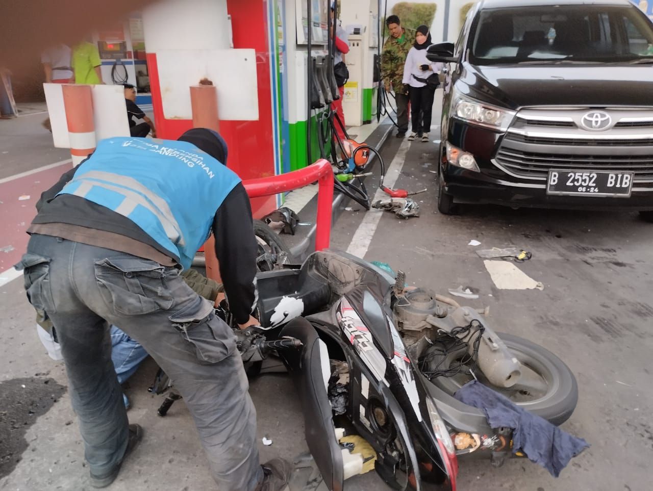 Kondisi motor tak berpengendara rusak parah usai menabrak dispenser pom bensin SPBU Laswi.