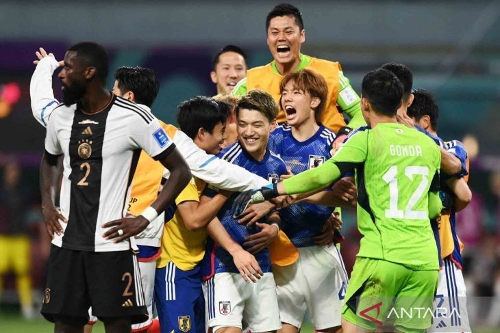 Jepang merayakan keberhasilannya masuk ke 16 besar piala dunia Qatar 2022