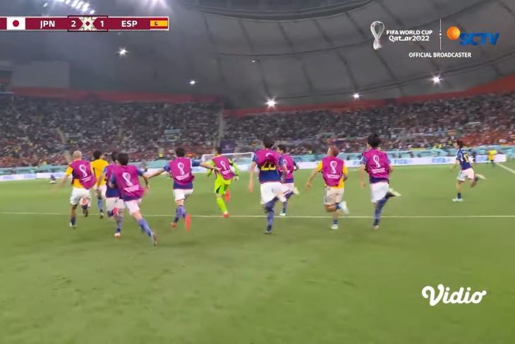 Pemain Jepang berhamburan ke lapang merayakan kemenangan usai mengalahkan  Spanyol 2-1 dan jadi juara grup.