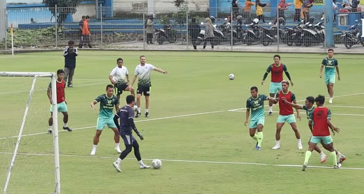 Suasana latihan Persib di Stadion Persib Kamis, 1 Desember 2022.