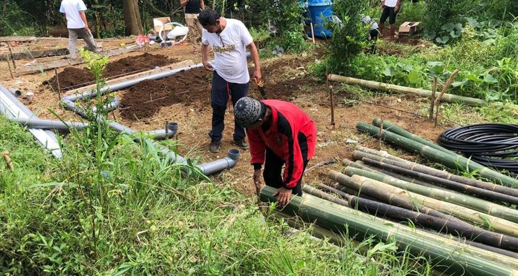 Tim Relawan Sayap Kencana Ganjar (SayaKejar) membangun MCK dan Hunian Sementara untuk korban gempa bumi Cianjur.