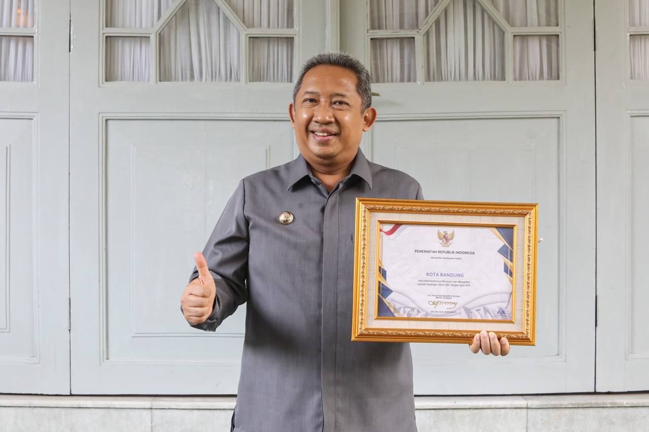 Wali Kota Bandung Yana Mulyana saat menerima penghargaan WTP untuk Pemkot Bandung untuk keempat kalinya.