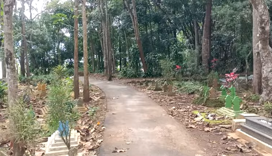 Suasana kuburan di Desa Kasturi, Majalengka atau Kuningan, Jawa Barat. 