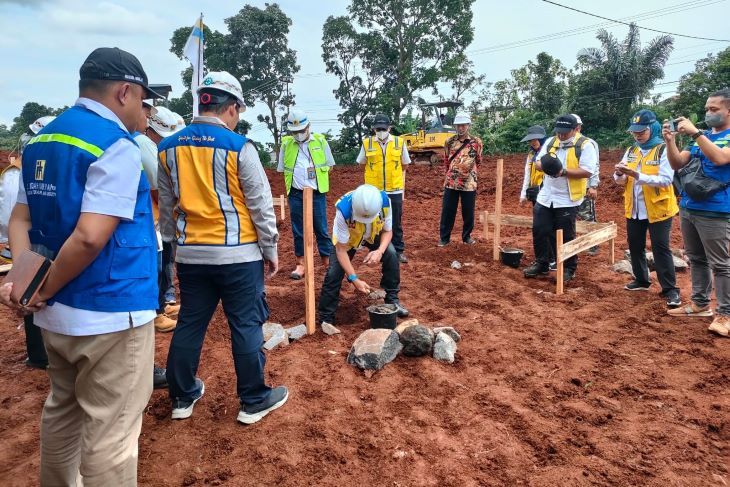 Direktur Jenderal Perumahan Kementerian PUPR, Iwan Suprijanto, melakukan groundbreaking di lahan relokasi bagi warga terdampak gempa di Desa Sirnagalih Kecamatan Cilaku Kabupaten Cianjur.