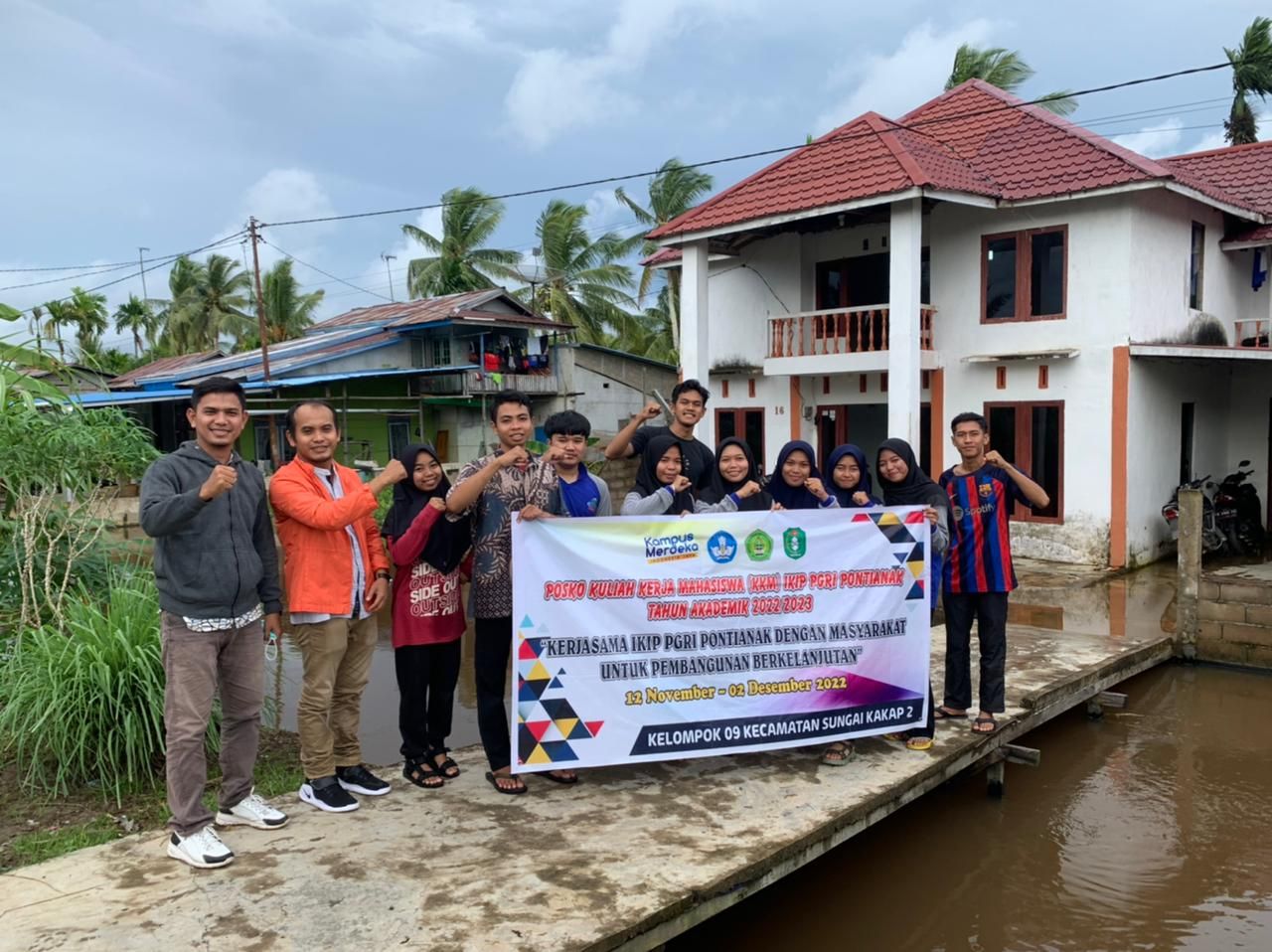 Mahasiswa KKM IKIP PGRI Pontianak melaksanakan program kerja di masyarakat Desa Sungai Belidak