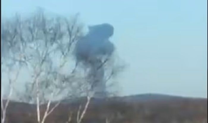 Rekaman kecelakaan menunjukkan asap hitam tebal mengepul ke langit di daerah terpencil Rusia.*  