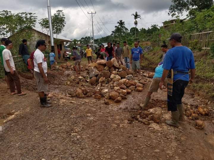 Umat KBG Renya Rosari melakukan giat bakti aksi Natal perbaiki jalanan yang rusak parah di Watunggong, Congkar 