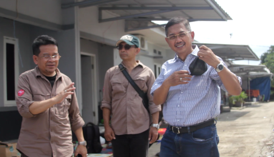 Waketum Inkindo Erie Riyadi (kanan) meninjau lokasi gempa di Warung Kondang Cianjur bersama ketua DPP Inkindo Jabar Ugan Djuanda (kiri)