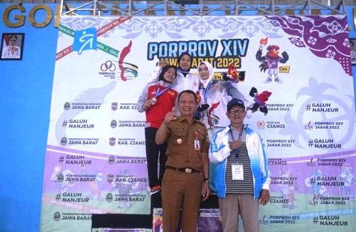 Ketua Pengcab Wushu Kabupaten Kuningan, Putu Bagiasna (kiri-depan) hadir pada saat pengalungan medali Porprov XIV Jabar 2022, di venue SMAN 1 Kawali, Kabupaten Ciamis, Jawa Barat.*/