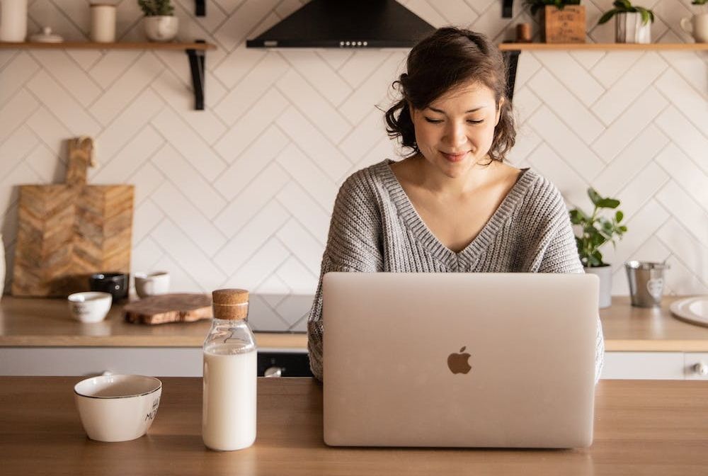 ilustrasi ide bisnis online dari rumah
