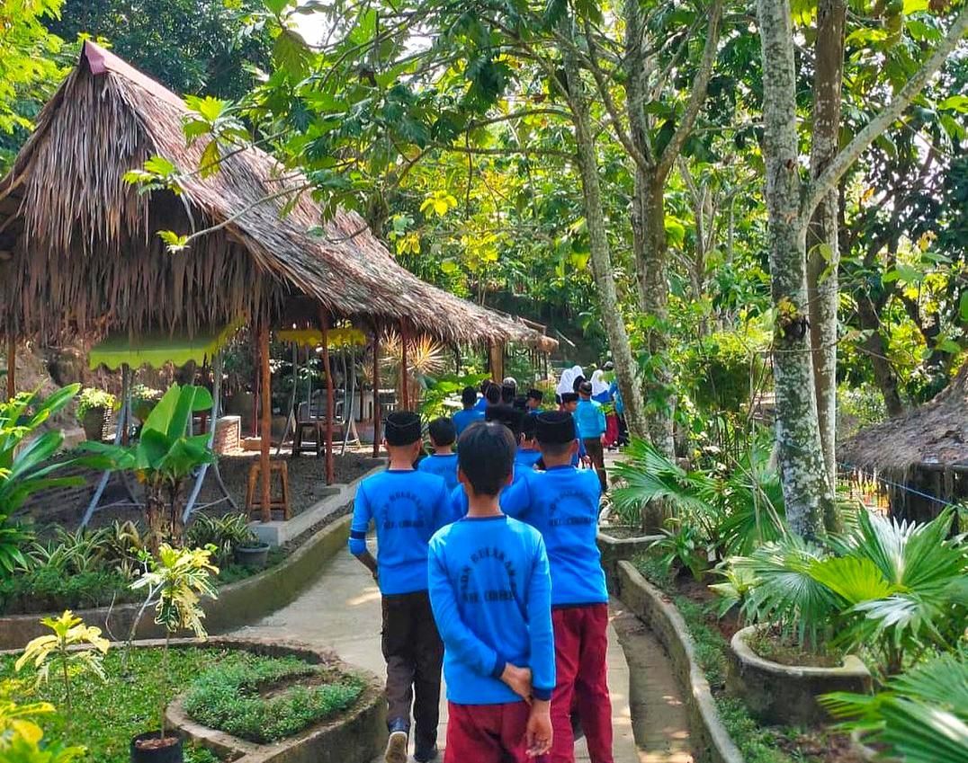Rombongan pelajar SD mengelilingi Wisata Alam Waras Farm di Cilegon Banten