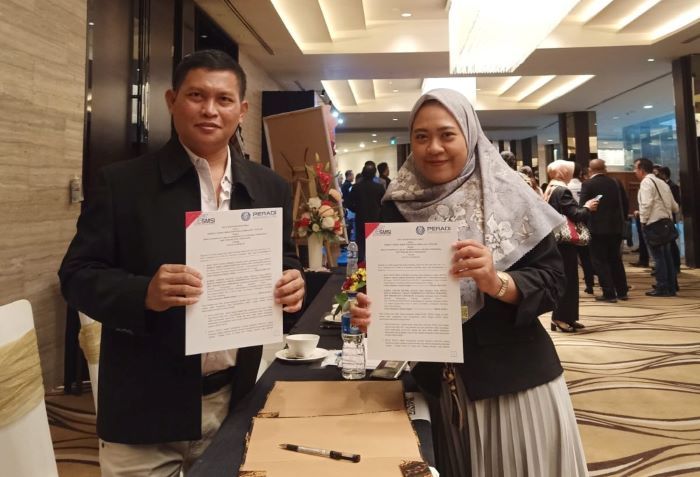 Ali Arifin, ketua Forum Pimred SMSI Jateng menandatangani naskah MoU antara SMSI Jateng dan Peradi Semarang, usai pelantikan pengurus DPC Peradi Semarang 2022-2027 di Hotel PO Paragon Semarang, Jumat 2 November 2022