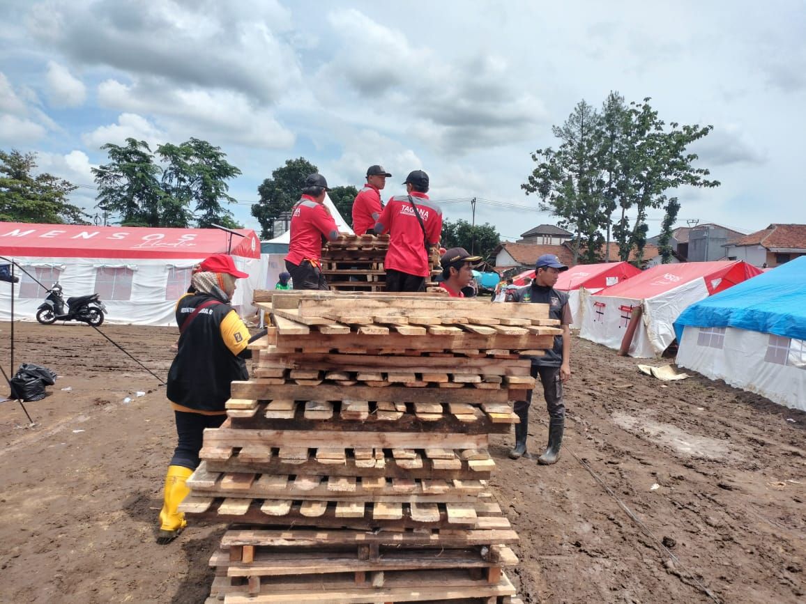 Beri Kenyamanan bagi Penyintas, Kemensos Pasang 4.500 Palet di Posko Pengungsi Cianjur