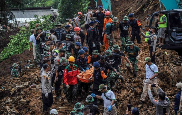 Proses evakuasi pencarian korban gempa Cianjur.