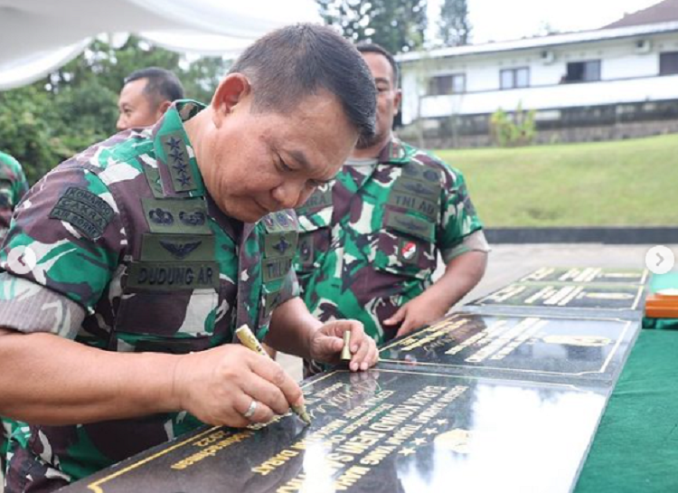 Dudung Abdurachman: Biodata Dan Profil Lengkap KSAD Si Penjual Koran ...