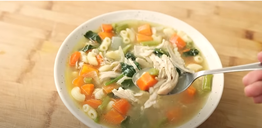 Inilah resep sup ayam makroni khas Amerika yang dibagikan chef Devina Hermawan, segera buat di rumah untuk tambah nafsu makan anak.