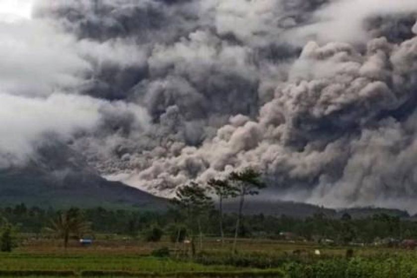 Erupsi Gunung Semeru. 