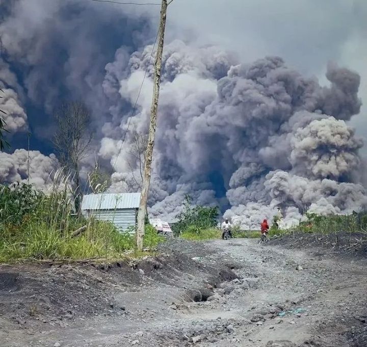 Potret Awan Gunung Berapi Semeru