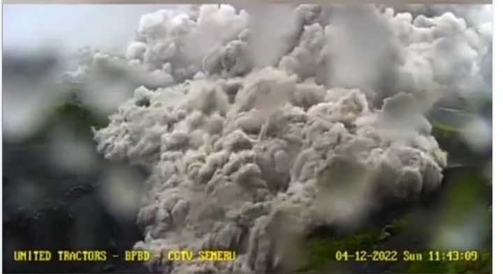 Gunung Semeru erupsi, hingga naik status jadi lavel awas