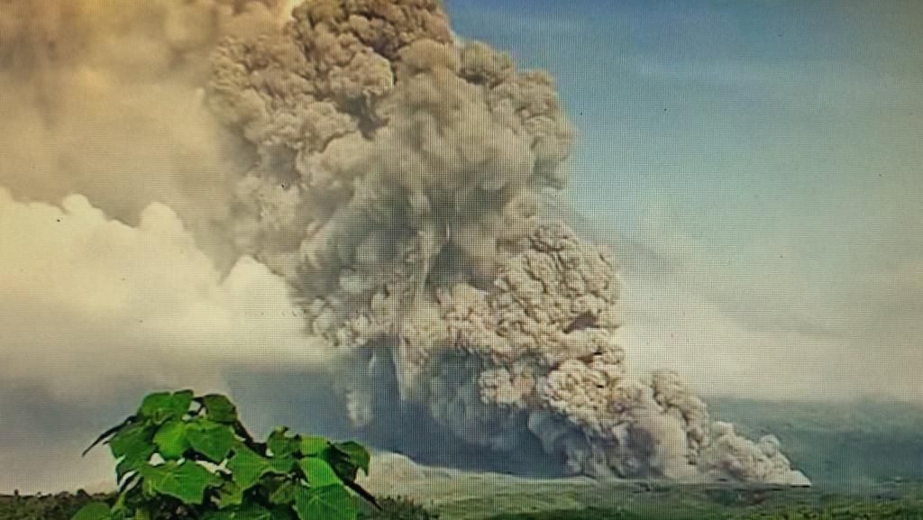Aktivitas erupsi Gunungapi Semeru itu terekam di seismograf Pusat Vulkanologi dan Mitigasi Bencana Geologi (PVMBG), dengan aplitudo maksimum 35 mm dan durasi 0 detik.