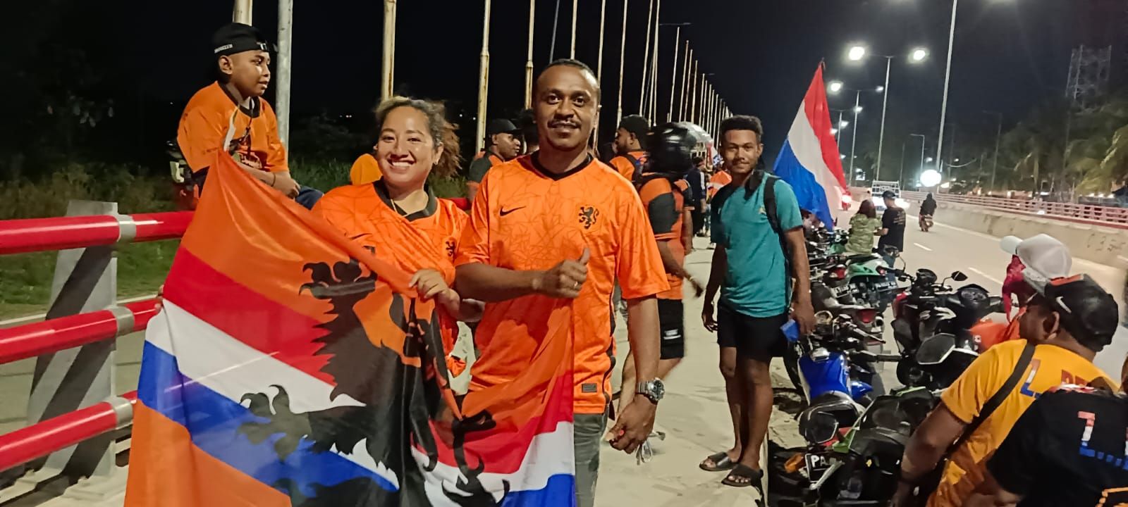 Warga Papua Fans Belanda saat bersantai dalam sebuah konvoi kemenangan.