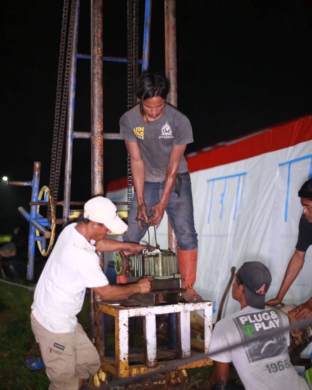 Relawan tampak bekerja keras membangun sumur bor yang difasilitasi Kemensos untuk ketersediaan air bersih bagi pengungsi di Warung Kondang, Kabupaten Cianjur