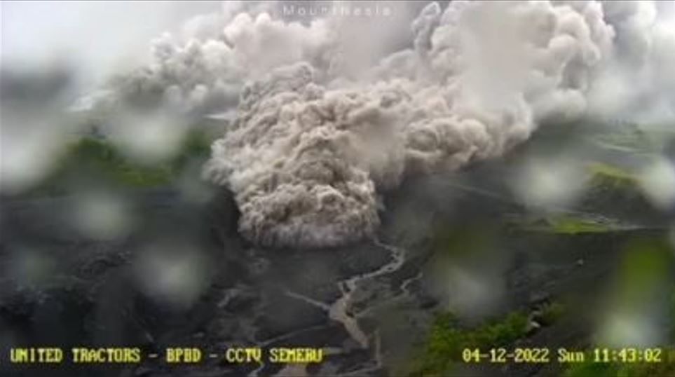 Video penampakan Gunung Semeru meletus viral di berbagai media sosial.