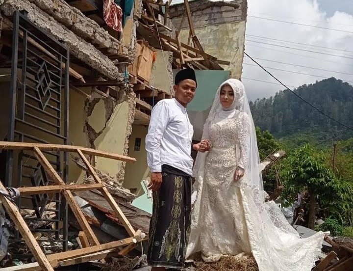 Pasangan mempelai ini melangsungkan akad nikah ditengah puing bangunan akibat gempa 5,6 Magnitudo di Cianjur, Minggu, 4 Desember 2022/Instagram@infocianjur