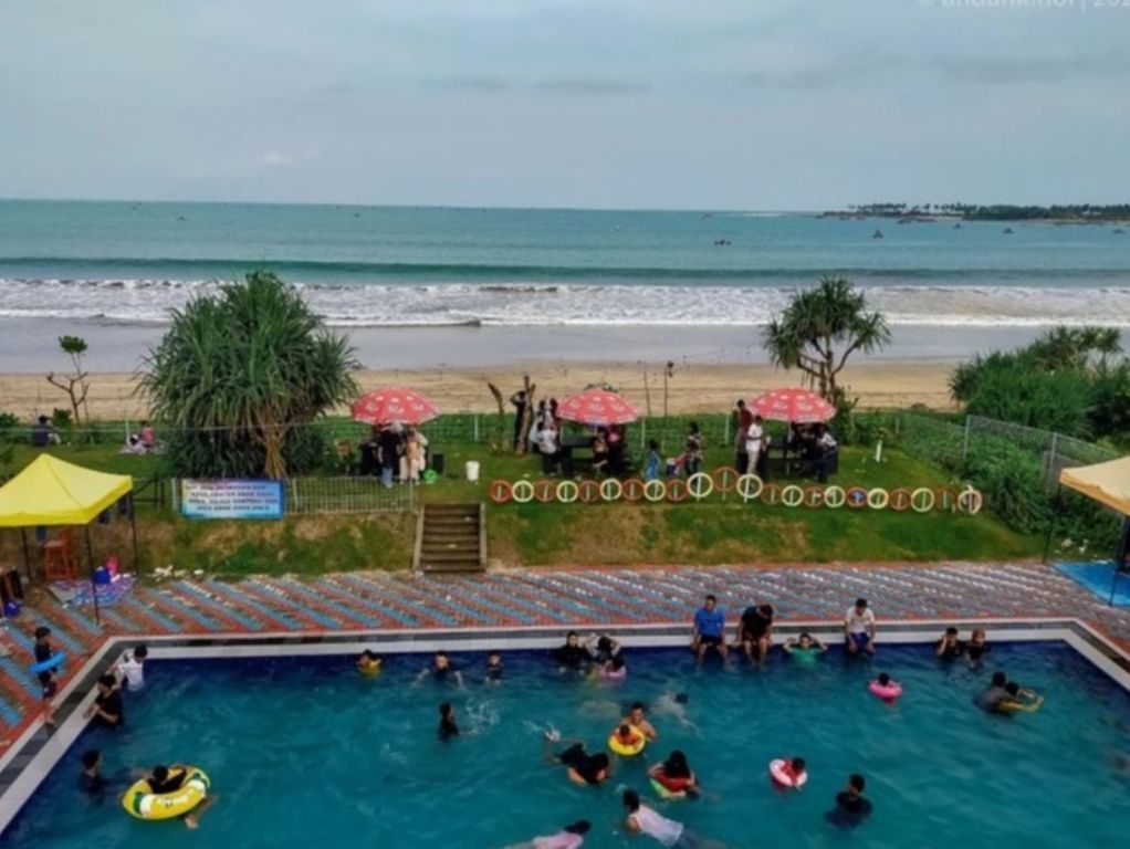 Suasana Pantai Binuangeun Waterpark di Desa Muara, Kecamatan Wanasalam, Kabupaten Lebak, Banten