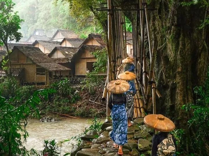 Sejumlah warga Suku Baduy Luar menyeberangi sungai melalui jembatan bambu