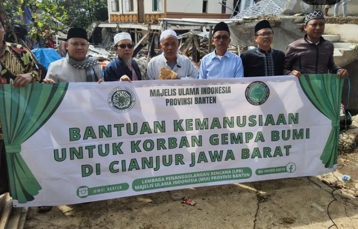 Tim LPB MUI Banten saat menyalurkan bantuan kemanusiaan korban gempa Cianjur