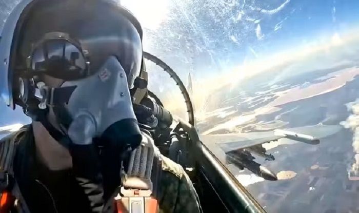 Seorang pilot angkatan udara Rusia terlihat di kokpit jet tempur Su-35 miliknya dalam sebuah misi di Ukraina.*  